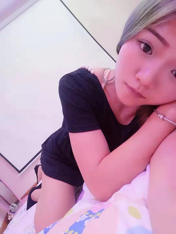 年轻靓丽小妹